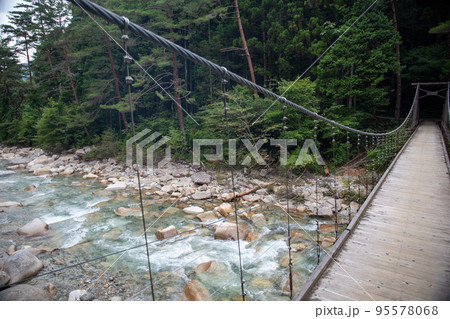 柿其渓谷の青い川 95578068