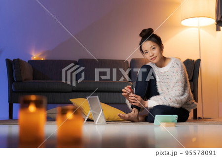 自宅でくつろぐ女性　夜 95578091