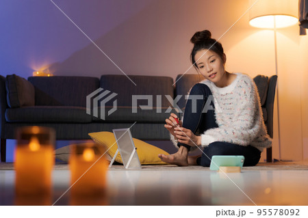 自宅でくつろぐ女性　夜 95578092