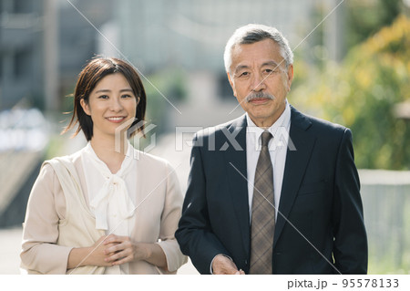 スーツのシニア男性と女性社員 95578133