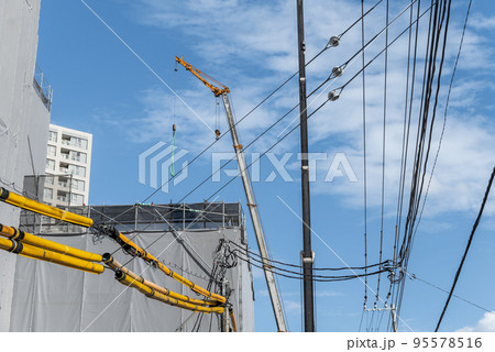 建設現場のクレーンと電線防護管 95578516