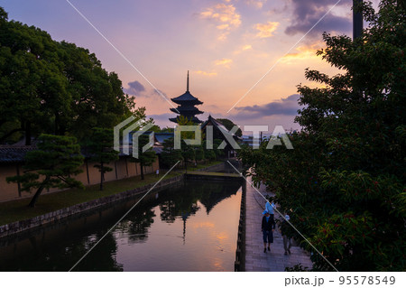 世界的観光都市京都のお寺と美しい空色の朝焼け｜京都府京都市 95578549