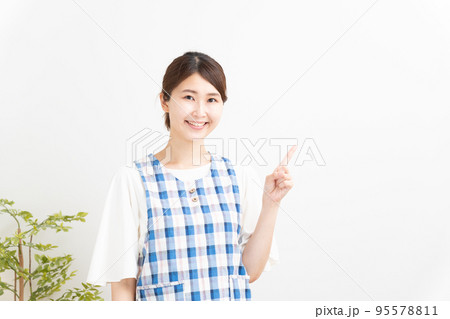 指差しをする笑顔の保育士 指差しをする笑顔の保育士 95578811