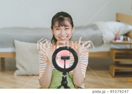 ライブ配信をする女子大学生 ライブ配信をする女子大学生 95579247