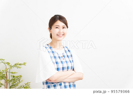 腕組みをする笑顔の保育士 95579366