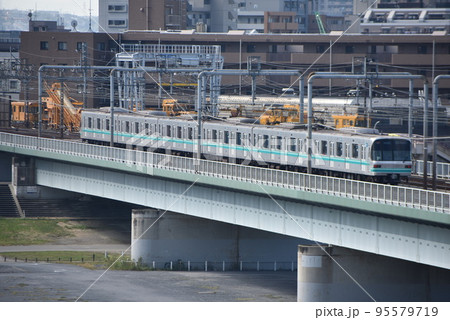 橋を行く、東京メトロ9000系電車(地下鉄南北線) 95579719