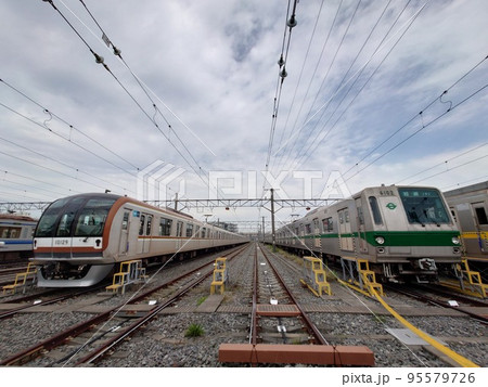 東京メトロ10000系と営団地下鉄6000系(東京地下鉄の新旧車両の並び) 東京メトロ10000系と営団地下鉄6000系(東京地下鉄の新旧車両の並び) 95579726