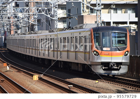 東急東横線を走る東京メトロ17000系車両 95579729
