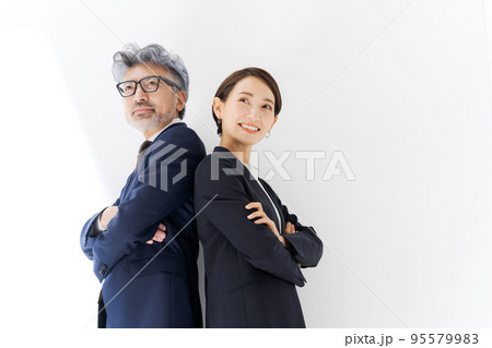 スーツを着たビジネスパーソン 2人 スーツを着たビジネスパーソン 2人 95579983