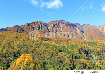 錦秋の秋山郷　和山から望む鳥甲山 95580669