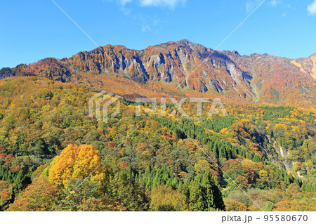 錦秋の秋山郷　和山から望む鳥甲山 95580670