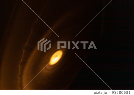 暗い壁を照らすオレンジ色の光 95580681