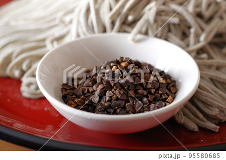 殻付きの蕎麦の実 95580685