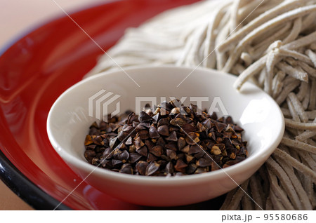 殻付きの蕎麦の実 95580686