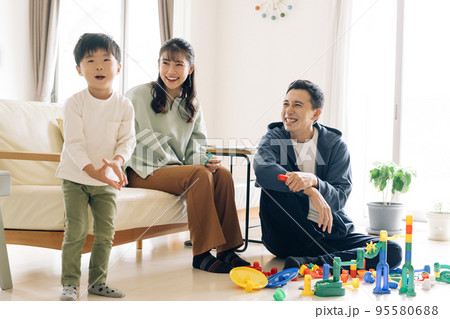 リビングで遊ぶ家族・男の子の子育てイメージ 95580688