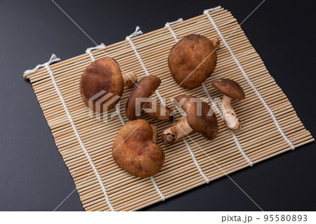 ザルに置かれた椎茸　Shiitake mushrooms 95580893
