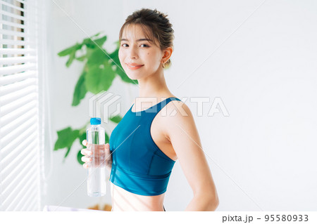 トレーニングをする若い女性　 95580933