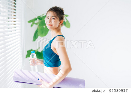 トレーニングをする若い女性　 95580937