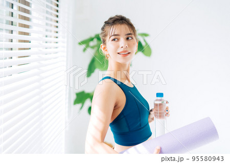 トレーニングをする若い女性　 95580943