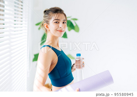 トレーニングをする若い女性　 95580945