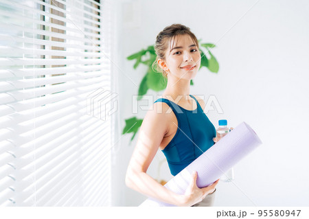 トレーニングをする若い女性　 95580947