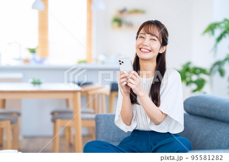 女性　スマホ　主婦　リビング　家　ライフスタイル 95581282