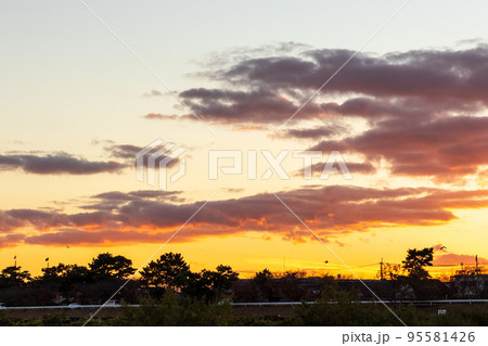 夕暮れ時のオレンジ色の空 95581426