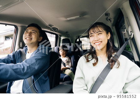 男の子とドライブする家族イメージ 95581552