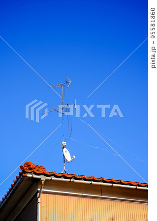 戸建て住宅の屋根に設置された衛星放送も視聴可能なテレビアンテナ 戸建て住宅の屋根に設置された衛星放送も視聴可能なテレビアンテナ 95581860