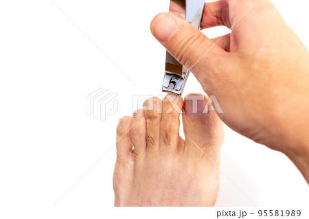 爪切りで足の爪を切る 爪切りで足の爪を切る 95581989