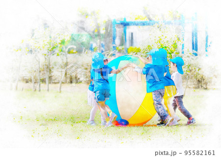 公園で大きなボールを追いかける子供達 公園で大きなボールを追いかける子供達 95582161