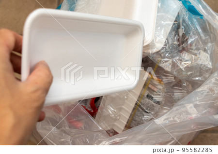 プラスチックゴミのリサイクル 95582285