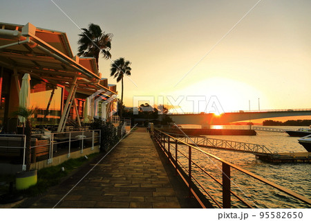 【熊本県】リゾラテラス天草の夕景（天草松島） 95582650