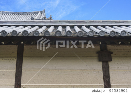 法隆寺　境内にある趣のある土壁（奈良県生駒郡斑鳩町） 95582902