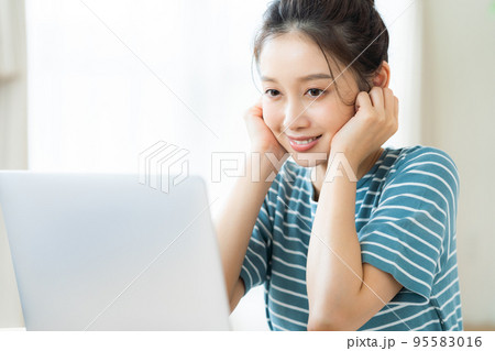 パソコンを見る若い女性 95583016
