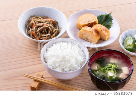 日本の朝食のイメージ 95583078
