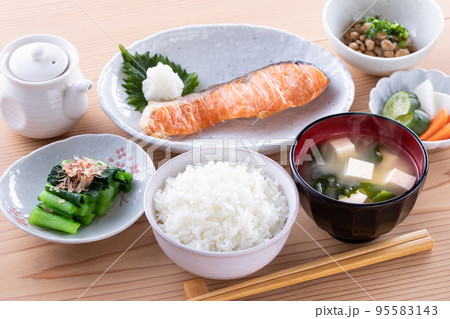 日本の朝食のイメージ 95583143