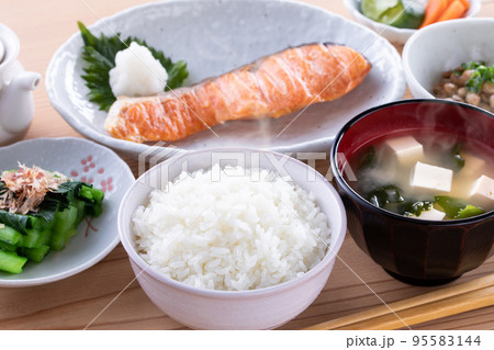 日本の朝食のイメージ 95583144