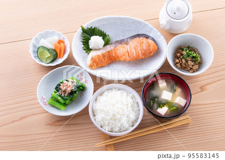 日本の朝食のイメージ 95583145