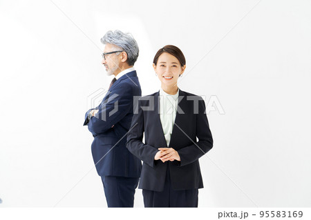 働く人々　白背景　男女 95583169