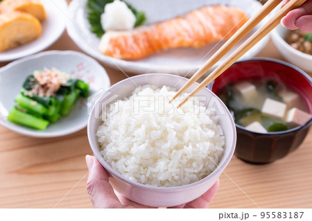 朝食を食べる 95583187