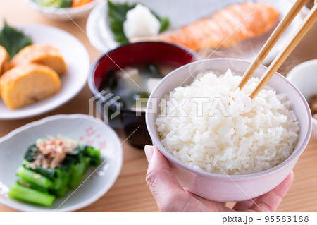 朝食を食べる 95583188