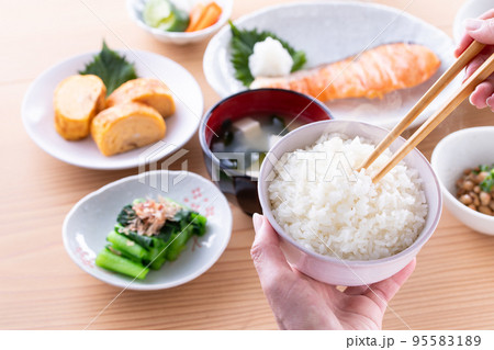 朝食を食べる 95583189