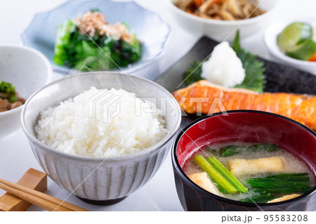 日本の朝食のイメージ 日本の朝食のイメージ 95583208