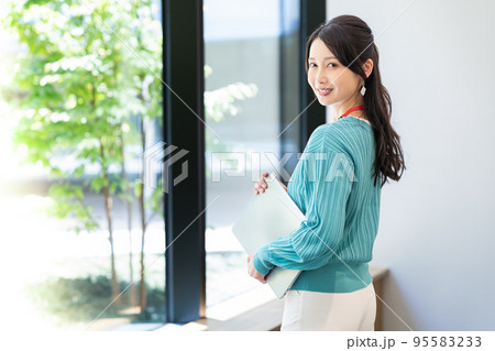 ビジネスウーマン　撮影協力「LINK FOREST」 95583233