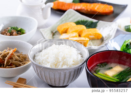 日本の朝食のイメージ 95583257