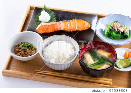 日本の朝食のイメージ 95583303