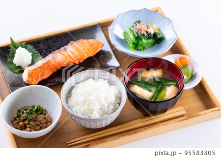 日本の朝食のイメージ 95583305