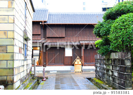 長崎・出島 表門から見た乙名詰所と天水桶 長崎・出島 表門から見た乙名詰所と天水桶 95583381