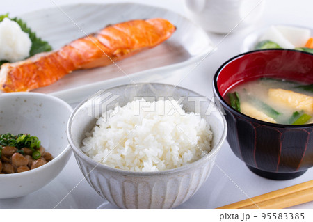 日本の朝食のイメージ 95583385
